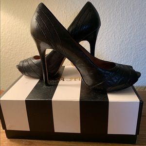 L.A.M.B. Women’s Black pumps!